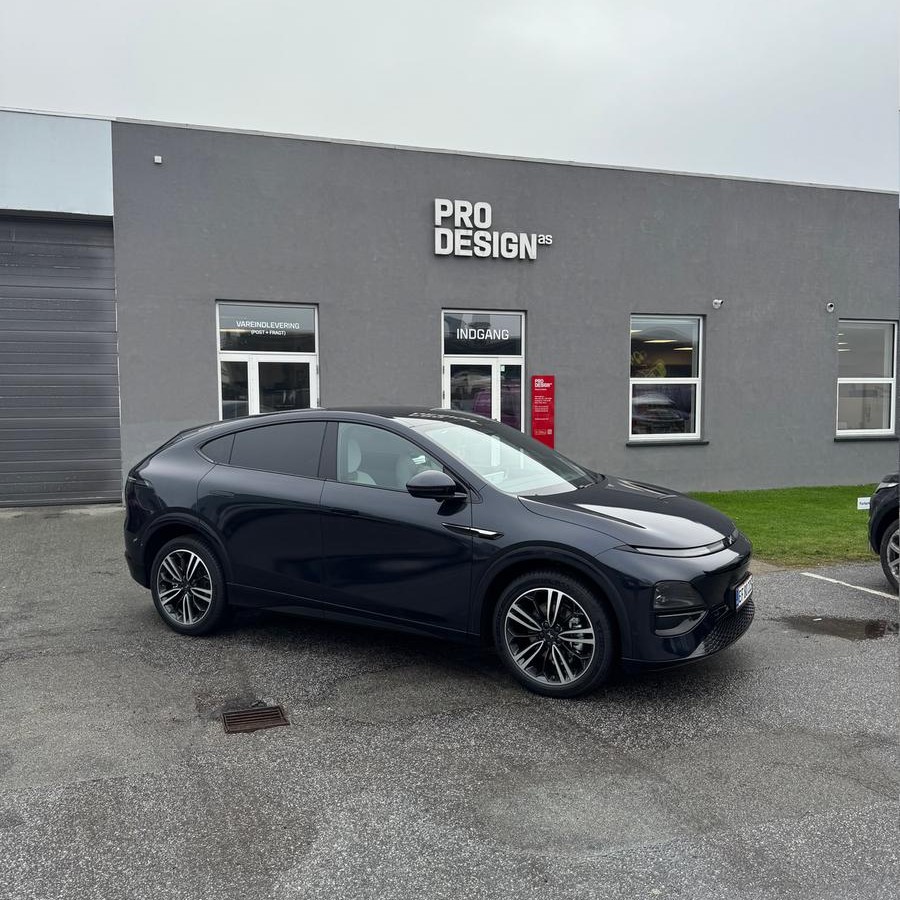 Indpakning af Xpeng G6 i 3M 2080 Gloss Midnight Blue hos Prodesign AS